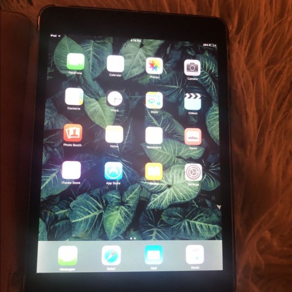 Apple iPad - Picture 2 of 2